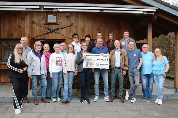 Über die Spende der Remchinger Ranntalbühn freuten sich für die Lebenshilfe Pforzheim Enzkreis e.V. Aufsichtsratsvorsitzende Silvia Schmid (am Scheck von links) und die beiden Vorsitzenden Oliver Keppler und Dirk Zeuchner. Auch Bürgermeisterin Julia Wieland (Mitte hinten) gratulierte zum Ergebnis. Foto: Zachmann