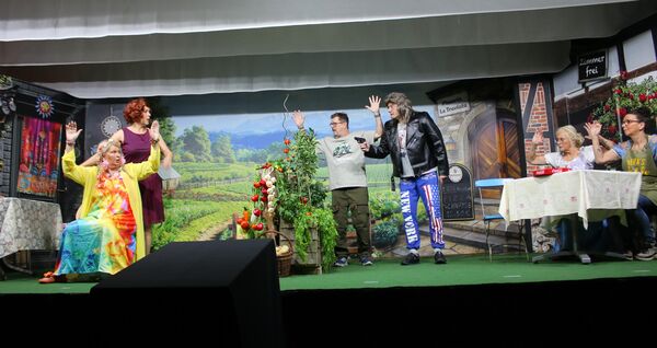 Bei der Aufführung der Remchinger Ranntalbühn stehen sich Tomatenflüsterer und rackernde Gemüsebauern gegenüber. Von links: Dorothea Weberpold, Ute Melcher, Bernd Farr, Marc Vollmar, Monika Fein und Monika Faas. Foto: Zachmann   