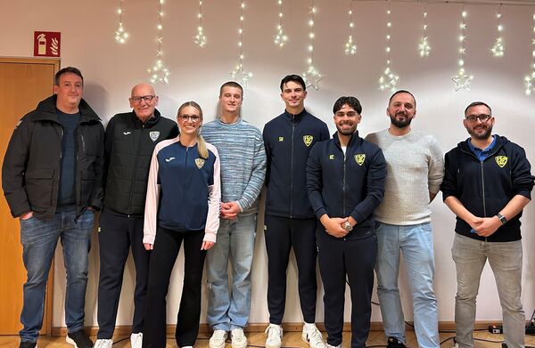 Fußballer zu Besuch im Pflegeheim. Foto: FCA Wilferdingen