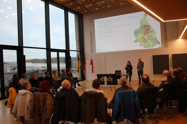 Zur Vorbereitung des Bürgerentscheids über Windkraft in Remchingen hat sich an vier Abenden ein Begleitkreis aus Vertretern von Vereinen und Fraktionen getroffen, um die Fragestellung vorzubereiten und Informationen einzuholen. Foto: Zachmann 