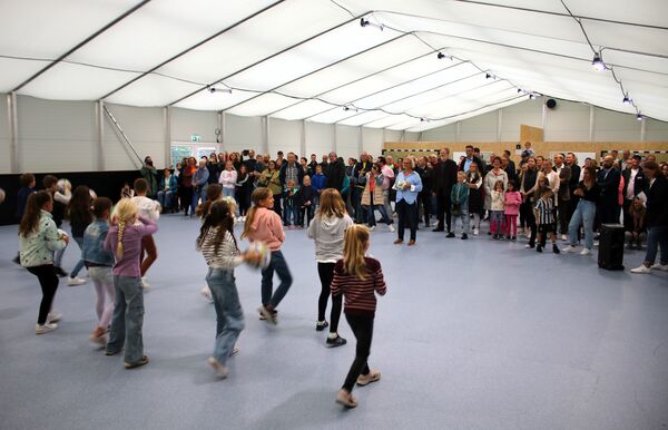 Mit einer Vorführung in der Übergangs-Aluhalle läuteten Viertklässler der Singener Bergschule den Spatenstich für die umfassende Sanierung von Hallenbad und Turnhalle ein.