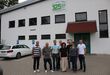 Über das sanierte Hallendach freuen sich PV-Investor Dirk Maier (von links), Architekt Peter Schaller, die Vereinsmitglieder Michael Bischoff, Alexander Walch, Beate Bartel, Udo Walch sowie Felicia Knodel und Elias Wege von der keep. Foto: Zachmann 