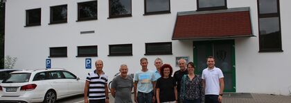Über das sanierte Hallendach freuen sich PV-Investor Dirk Maier (von links), Architekt Peter Schaller, die Vereinsmitglieder Michael Bischoff, Alexander Walch, Beate Bartel, Udo Walch sowie Felicia Knodel und Elias Wege von der keep. Foto: Zachmann 