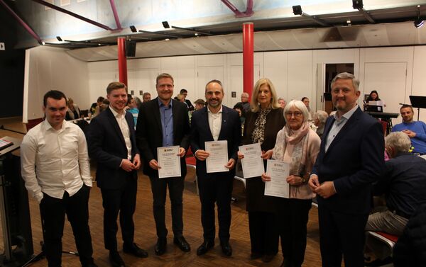 Der Remchinger JU-Vorsitzende Noah Andreesen (von links) und Landtagskandidat Nico Gunzelmann gratulierten Christian Wallisch, dem Vorsitzenden der CDU Remchingen Baldassare La Gaetana, Kaya Stolzenberg und Lilli Leber zu langjähriger Mitgliedschaft sowie Martin Gegenheimer zum Kreisvorsitz. Foto: Zachmann