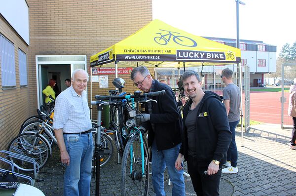 Nach der Reparatur seines Fahrrads kann Wilfried Zachmann (von links) dank der Hilfe von Hermann Dibos und Christian Schäfer wieder richtig durchstarten. Foto: Zachmann 
