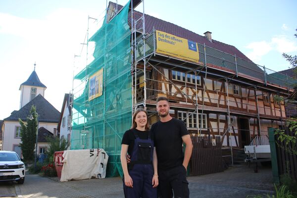 Inmitten der Kleinen Kirchstraße in Wilferdingen haben Jessica und Patrick Brückel Großes vor: Sie sanieren das 1705 erbaute Fachwerkhaus ihrer Familie. Foto: Julian Zachmann