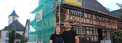 Inmitten der Kleinen Kirchstraße in Wilferdingen haben Jessica und Patrick Brückel Großes vor: Sie sanieren das 1705 erbaute Fachwerkhaus ihrer Familie. Foto: Julian Zachmann