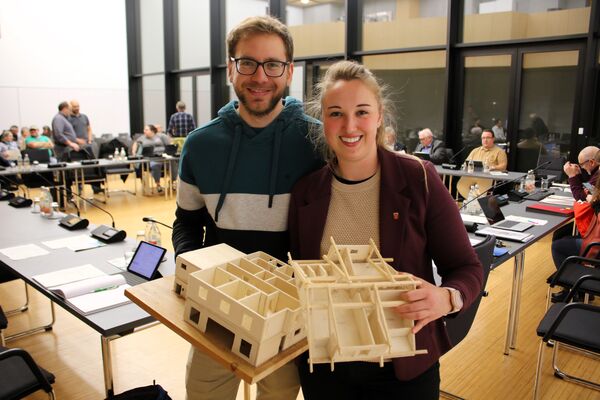Auf ihr neues Eigenheim in Remchingen freuen sich Bürgermeisterin Julia Wieland und ihr Partner Jonas Bentz. Foto: Zachmann 