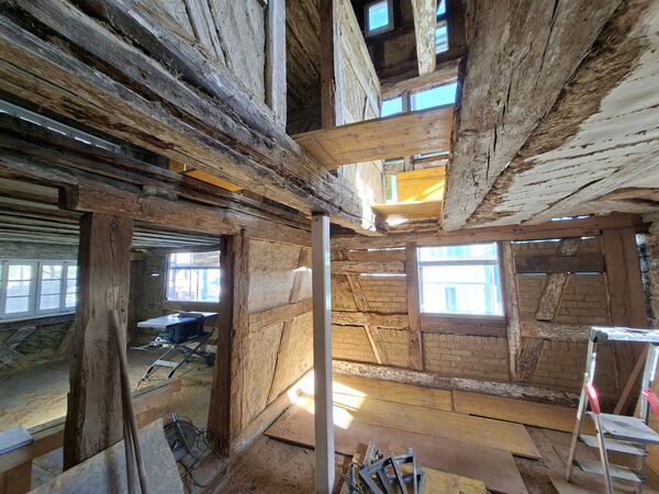 Aus Alt mach Neu – mit denselben Materialien: Für die Sanierung greifen die beiden Großteils auf Naturstoffe wie Holz, Lehm und Kalk zurück. Foto: Zachmann 