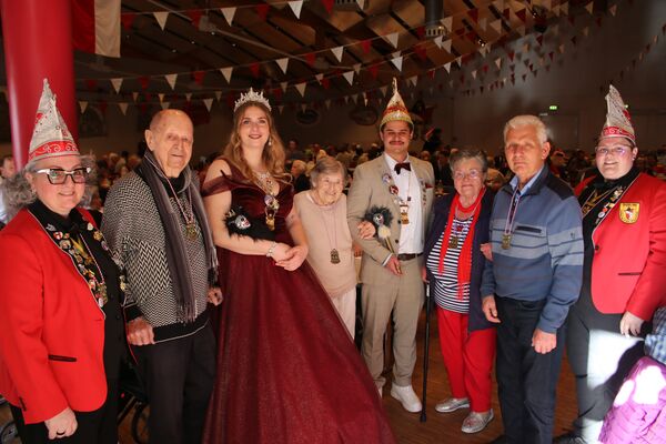 Die Aktiven mit den ältesten Besuchern beim Gesamt-Remchinger Bürgertreffen: Petra Leonhardt (von links), Georg Stoll, Marie Müller, Adwine Ade, Marcel Manivannan, Irmgard Kaiser, Karl Schwender und Sarah Sebastian. Foto: Zachmann 