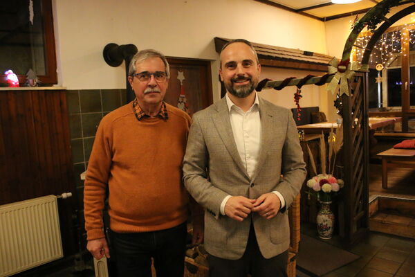 Die Verantwortung an der Spitze der CDU Remchingen gab Roland Kröner (links) bei der Mitgliederversammlung an Baldassare La Gaetana weiter. Foto: Zachmann 