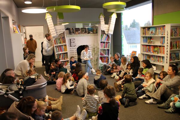 Bevor sie sich für eine Nacht von ihren Kuscheltieren verabschiedeten, gab es für zahlreiche Kinder in der Remchinger Gemeindebibliothek eine Gute-Nacht-Geschichte. Foto: Zachmann 