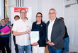Sven Puchelt (von links) und Barbara Casper freuen sich zusammen mit Staatssekretär Arne Braun über die Auszeichnung „LeseEule“ in Gold. Foto: Sandra Wolf