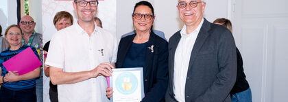Sven Puchelt (von links) und Barbara Casper freuen sich zusammen mit Staatssekretär Arne Braun über die Auszeichnung „LeseEule“ in Gold. Foto: Sandra Wolf