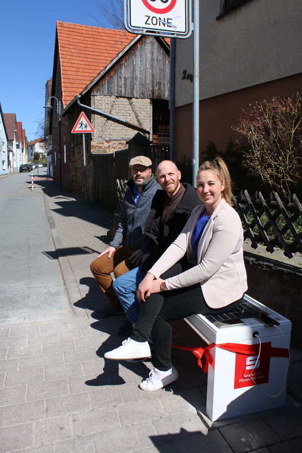 Sitzbank mit Stromversorgung: Bürgermeisterin Julia Wieland hat mit Hansgeorg Mayer (messWERK, links) und Michael Stoll (Sparkasse Pforzheim Calw) eine smarte Sitzbank an der Königsbacher Straße in Wilferdingen eingeweiht. Foto: Zachmann 