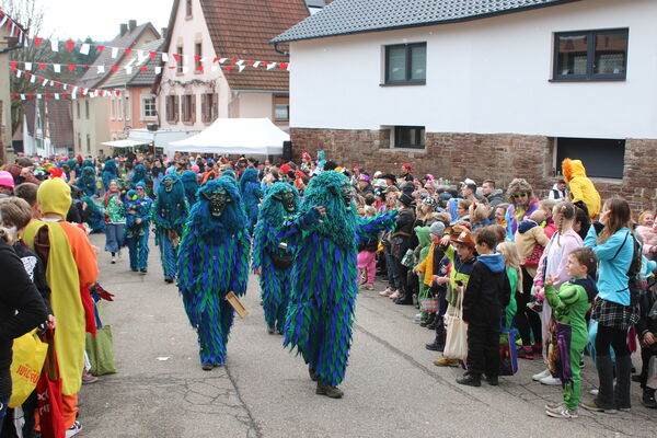 Mit ein bisschen Schabernack und jeder Menge Süßem ziehen seit 25 Jahren die „Pfinztolle“ der DLRG Remchingen an Fasching durch die Straßen. Archivfoto: Zachmann 