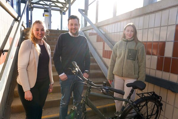 Klappt gut: Bürgermeisterin Julia Wieland (l.), der Leiter des Bahnhofsmanagements Karlsruhe Martin Büchle und die Auszubildende Sophia Becker haben die Rampe erfolgreich getestet. 