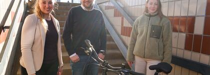 Klappt gut: Bürgermeisterin Julia Wieland (l.), der Leiter des Bahnhofsmanagements Karlsruhe Martin Büchle und die Auszubildende Sophia Becker haben die Rampe erfolgreich getestet. 