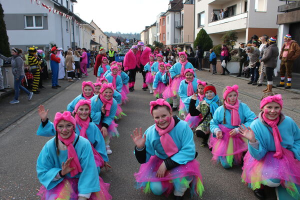Die Tanzgarden der CGS Singen zeigten auch auf der Straße ihre Beweglichkeit. Foto: Zachmann