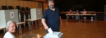 Besonders gut besucht war am Sonntag das Nöttinger Wahllokal – hier gibt Uwe Daiminger bei Martin Walch seine Stimme ab. Foto: Zachmann