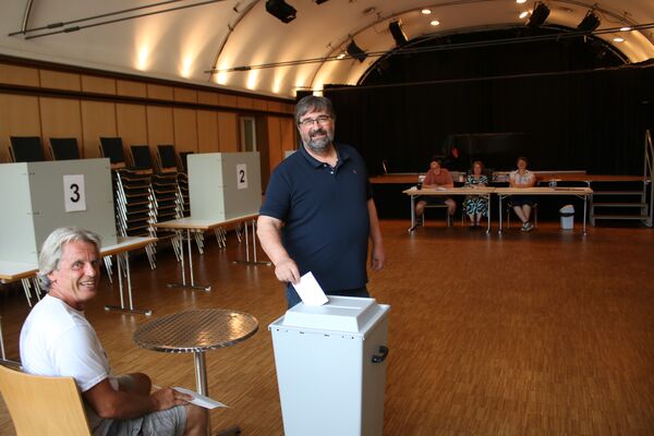 Besonders gut besucht war am Sonntag das Nöttinger Wahllokal – hier gibt Uwe Daiminger bei Martin Walch seine Stimme ab. Foto: Zachmann