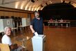 Besonders gut besucht war am Sonntag das Nöttinger Wahllokal – hier gibt Uwe Daiminger bei Martin Walch seine Stimme ab. Foto: Zachmann