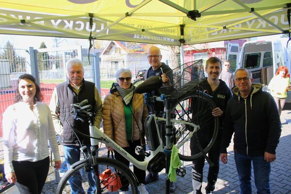 Über die Fahrradaktion beim Remchinger Repaircafé freuten sich Amelie-Sophie Müller (von links), das Ehepaar Kwolek, Ronny Heimbock, Chirstian Schäfer und Andreas Heimberg. Foto: Zachmann 