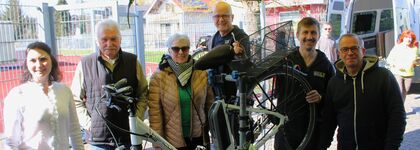 Über die Fahrradaktion beim Remchinger Repaircafé freuten sich Amelie-Sophie Müller (von links), das Ehepaar Kwolek, Ronny Heimbock, Chirstian Schäfer und Andreas Heimberg. Foto: Zachmann 