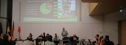 Neben einem Discounter am Ortsrand könnte mit „Tante-M“ ein täglich geöffneter autonomer Laden im Nöttinger Ortskern entstehen. Die Pläne dazu präsentierte Kai Rebmann (Mitte) dem Gemeinderat. Foto: Zachmann