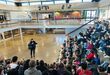 Buntes Bild und strahlende Gesichter: Die Straßenfest-Aktion des Remchinger Künstlers Sebastian Bauer (vorne) wirkt nun in der Bergschule Singen nach. Foto: Jochen Gottschalk / Bergschule Singen
