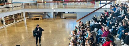 Buntes Bild und strahlende Gesichter: Die Straßenfest-Aktion des Remchinger Künstlers Sebastian Bauer (vorne) wirkt nun in der Bergschule Singen nach. Foto: Jochen Gottschalk / Bergschule Singen