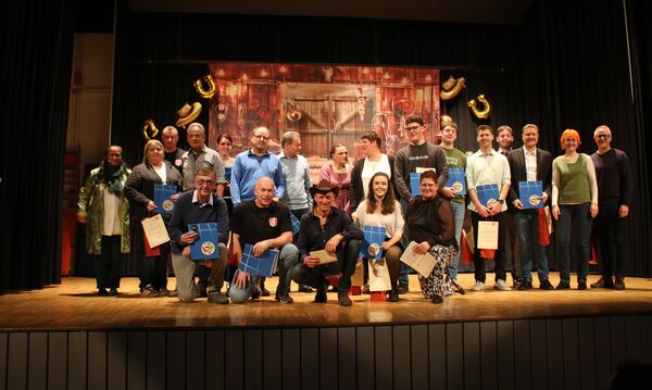 Für ihren langjährigen Einsatz ehrte der Turnverein Nöttingen bei der Abendunterhaltung einige Verwaltungsmitglieder und Übungsleiter. Foto: Zachmann