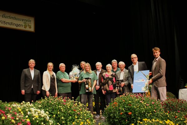 Den Geehrten zum 100. Jubiläum des OGV Wilferdingen Reinhard Engel (ab Dritter von links), Reinhard Dittler, Simone Schneider, Rolf Seeger, Lore Müller, Walter Mehne und Bernd Gegenheimer gratulierten der Landesverbands-Vize Jürgen Metzger (von links), Bürgermeisterin Julia Wieland sowie die OGV-Vorsitzenden Bernd Hofsäß und Oliver Schmolla. Foto: Zachmann 