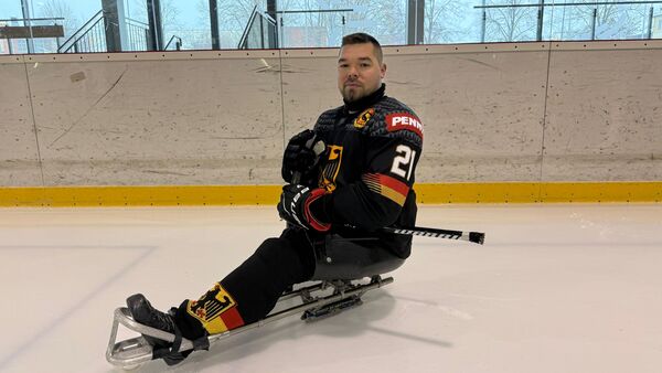 Mit seinem Spezialschlitten und zwei Schlägern nimmt Steven Betz an den Paralympischen Winterspielen im Eishockey in Italien teil. Foto: Betz (privat)