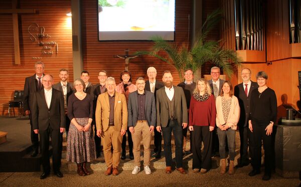 Zur Einführung des ersten Remchinger Kirchengemeinderats erbat Dekan Christoph Glimpel (vorne links) den Segen für die Ehrenamtlichen sowie Diakon Patrick Zipse (hinten links), Pfarrerin Dagny von der Goltz (von rechts) und Pfarrer Rudolf Kaltenbach. Die neuen Kirchengemeinderäte sind Sascha Dennig (ab Zweiter von links), Miriam Flinspach, Tobias Kröner, Christoph Gassner, Peter Schaller, Doris Schmidt, Ulrich Kammerer, Martin Schaller, Christian Reichinger, Matthias Haufe, Regine Fassler, Jörg Müller und Silke Jonsson. Foto: Zachmann