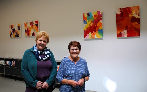 Vor vielen Jahren war Ulrike Daub aus Wilferdingen (links) Kunstschülerin bei Isa Tillmann aus Pforzheim – jetzt stellen die beiden eine Auswahl ihrer Werke zusammen im Remchinger Rathaus aus. Foto: Zachmann