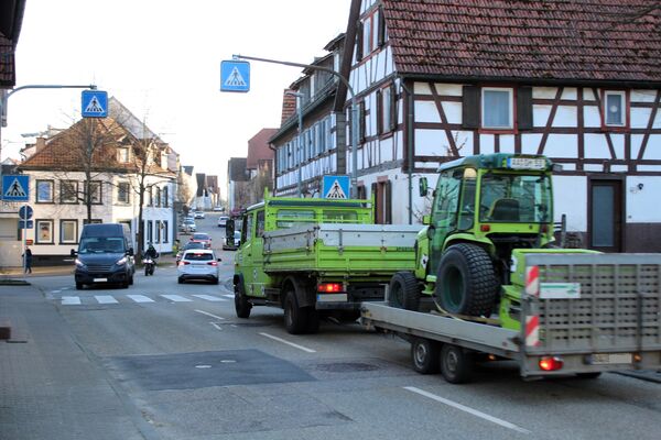 Ein Durchfahrtsverbot für Schwerlastverkehr ist in Nöttingen kurzfristig nicht in Sicht – die bevorstehenden Sanierungsarbeiten der Friedhofsmauer könnten jedoch eine vorübergehende Entlastung bringen. Foto: Zachmann