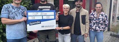 Christian Wallisch (Bild: 1. v.l.) Vorstand beim TV Nöttingen bei der Spendenübergabe. Foto: TV-Nöttingen