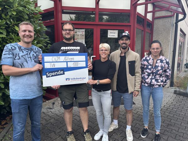 Christian Wallisch (Bild: 1. v.l.) Vorstand beim TV Nöttingen bei der Spendenübergabe. Foto: TV-Nöttingen
