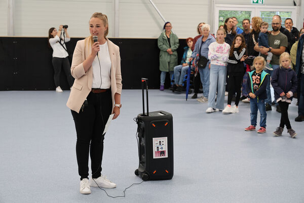 In der Übergangs-Aluhalle begrüßte Bürgermeisterin Julia Wieland zum Spatenstich für die umfassende Sanierung des Singener Hallenbads und der Turnhalle. 