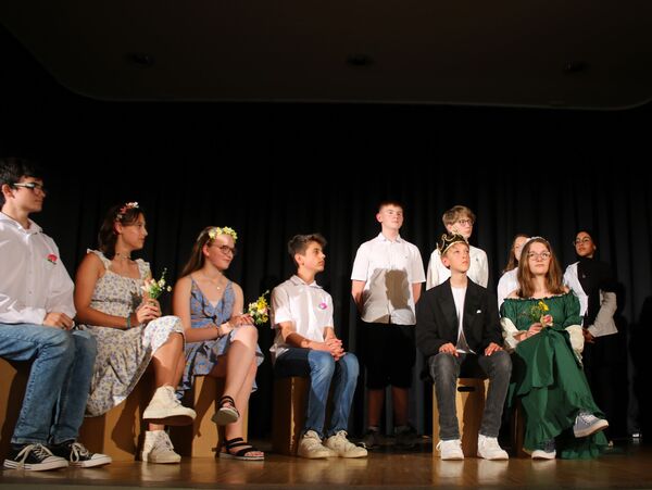 Einige der Schauspielerinnen und Schauspieler auf der Bühne