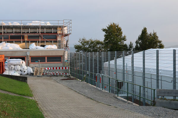 Die Baustelle und die Übergangshalle 