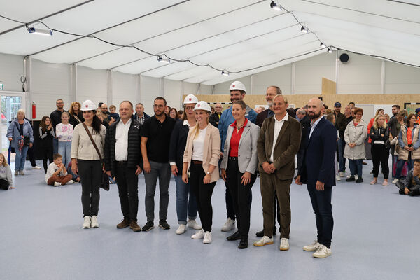 Über den Start der Bauarbeiten für die umfassende Sanierung des Singener Hallenbads und der Turnhalle freuen sich die Gemeinderäte Maria Scrofan (von links, CDU), Volker Bräuninger (SPD), Felix Hoeckh (FWV), Bergschul-Rektorin Elisabeth Roser, Bürgermeisterin Julia Wieland (fraktionslos), Matteo Kammerer (Grüne), Ute Praefcke (Bürgerliste), Pfarrer Rudolf Kaltenbach und Thomas Biesinger (Bau4-Architekten)