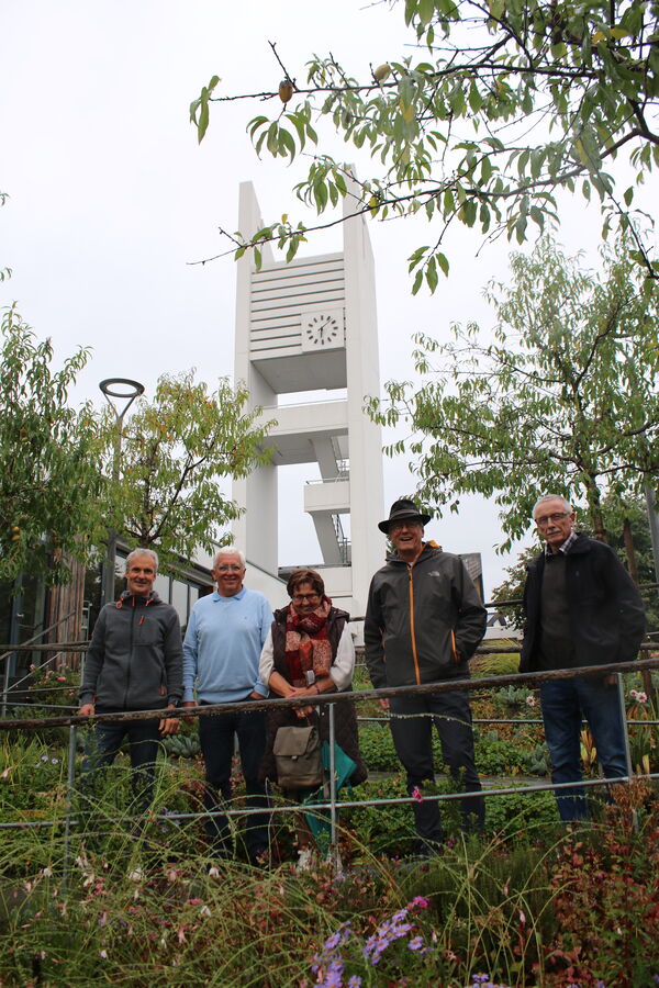 Über 50 Jahre Christuskirche freuen sich die Hauptamtlichen mit damaligen Zeitzeugen: Pfarrer Friedemann Zitt (von links), Karl-Heinz Stengel, Linde Walch, Diakon Patrick Zipse und Klaus Leonhardt. Foto: Zachmann  