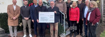 Über die Spende der Friedrich Roser-Stiftung freuten sich Michael Stoll (von links), Michael Maier, Ulrich Haag (alle Sparkasse), Pater Alberto (Legionäre Christi), Melanie Huttmann (Sparkasse), Lothar Scheurer (Gesangverein), Lydia Haag (ConVoco), Kerstin Rothweiler und Christiane Münzinger (Sternsinger), Pfarrer Rudolf Kaltenbach (evangelische Kirchengemeinde Singen) sowie Karl-Heinz Stengel und Katrin Bauer (Diakoniestation). Foto: Sparkasse Pforzheim-Calw