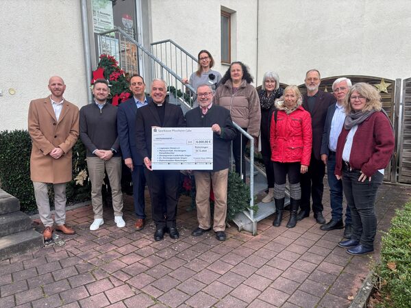 Über die Spende der Friedrich Roser-Stiftung freuten sich Michael Stoll (von links), Michael Maier, Ulrich Haag (alle Sparkasse), Pater Alberto (Legionäre Christi), Melanie Huttmann (Sparkasse), Lothar Scheurer (Gesangverein), Lydia Haag (ConVoco), Kerstin Rothweiler und Christiane Münzinger (Sternsinger), Pfarrer Rudolf Kaltenbach (evangelische Kirchengemeinde Singen) sowie Karl-Heinz Stengel und Katrin Bauer (Diakoniestation). Foto: Sparkasse Pforzheim-Calw