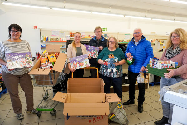 Tafel-Leiterin Sigrun Leonhardt (l.), Katrin Bauer vom Diakonie-Leitungsteam (v. r.) und Diakonievorsitzender Karl-Heinz Stengel danken Bürgermeisterin Julia Wieland (2. v. l.), die die Spenden stellvertretend übergeben hat. © Gemeinde Remchingen; Alina Di Sannio 