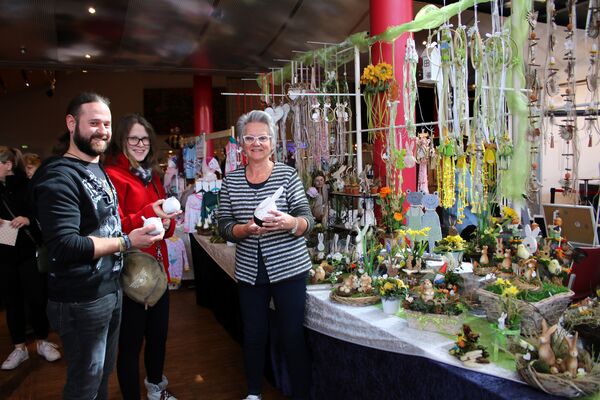 Jede Menge Frühjahrsboten fanden die Besucher Lars Bechtold (von links) und Sarah Heinrich am Stand von Edeltraud Breuninger auf dem Remchinger Ostermarkt. Foto: Zachmann 
