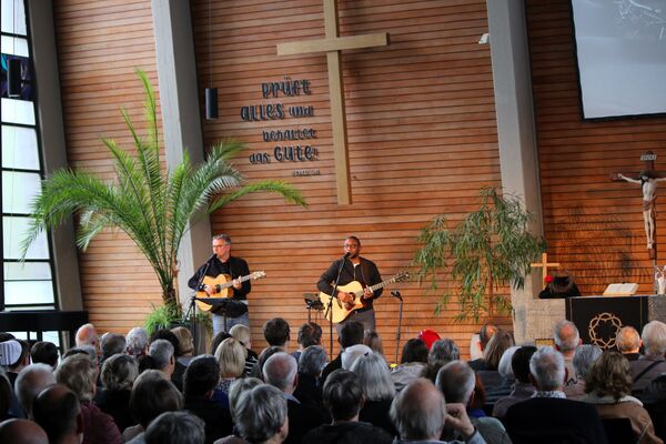 Mal melancholisch, mal in heiterem Vorausblick nahmen Martin Buchhholz und Sam Samba beim Passionskonzert an Karfreitag in der Wilferdinger Christuskirche hinein in die biblische Leidensgeschichte Jesu. Foto: Zachmann 
