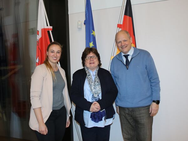 Bürgermeisterin Julia Wieland mit der bisherigen Vorsitzenden der Fördergesellschaft des Römermuseums Dr. Claudia Braun und dem neu gewählten Vorsitzenden Dr. Christoph Mährlein. Foto: Zachmann 